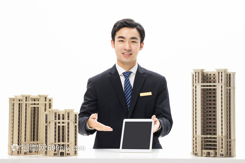 帅气房产中介的楼盘展示电脑 引领住房出租新风尚